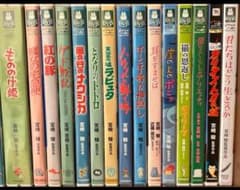 지브리 특전 DVD와 케이스 15 작품의 세트입니다. 영화 본편 모두와 특전 영상 볼 수 있습니다.