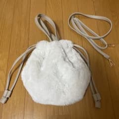 earth music&ecology ファー巾着バッグ ホワイト　2wayのサムネイル