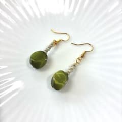 ハンドメイド　ビーズ　ピアス　ゴールドのサムネイル