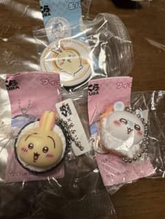 ちいかわ くら寿司 フィギュア 缶バッジ セットのサムネイル
