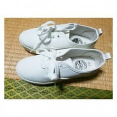 韓国　スニーカーのサムネイル
