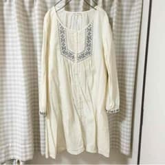 B.L.U.E.  刺繍入り ひざ丈ナチュラルワンピースのサムネイル