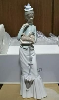 リヤドロ 4893 子犬を抱く貴婦人 箱入り フィギュリン lladro - メルカリ