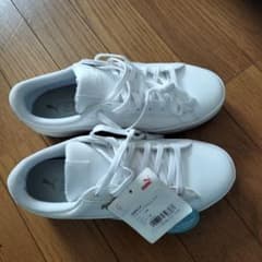 PUMA　ホワイトエナメルスニーカーのサムネイル