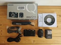 【極美品】PENTAX Q-S1 BK レンズキット 箱付き完品 レンズガード付 極美品】PENTAX Q-S1 BK レンズキット 箱付き完品 レンズガード付