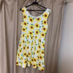 ひまわり花柄ワンピースのサムネイル
