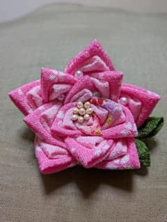 ピンクの花ブローチ　チャーム　ネックレスのサムネイル