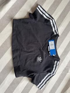 adidasのTシャツのサムネイル