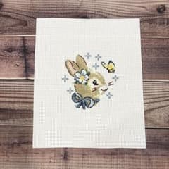 ヴィンテージクロスリネンにハンドメイド手刺繍うさぎちゃん·͜· ♡ クロスステッチ完成品 うさぎさん - メルカリ