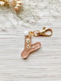 ドライフラワーのイニシャルレジンキーホルダー【Ｙ】＊ミルクチョコレートのサムネイル