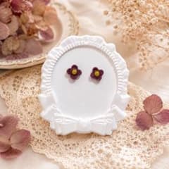深みパープルの小花ピアス｜黄色の花芯 レトロフラワー ハンドメイドのサムネイル