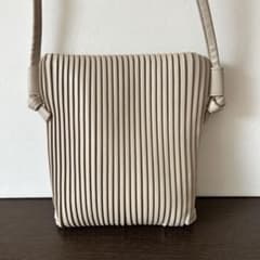 プリーツ ショルダーバッグ ベージュ　超美品のサムネイル