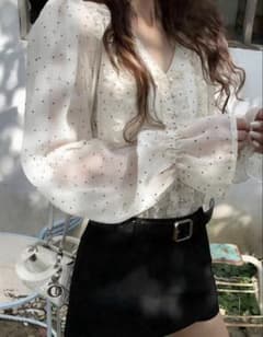 【SHEIN】ドット柄 フレアスリーブ フリル付きブラウスのサムネイル