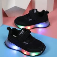 新品　ブラック スポーツシューズ LEDライト付きのサムネイル
