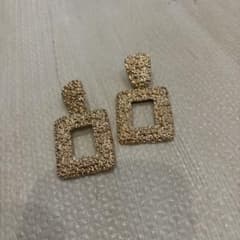 ゴールドカラー スクエアピアス 両耳用のサムネイル