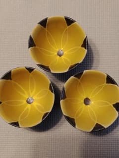 有田焼　黒土イエロー三足高台小鉢3客セット 黄色 花柄 三つ足
