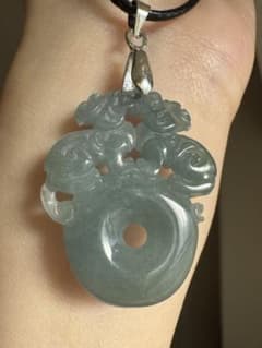 1786）天然翡翠Aジェット 貔貅平安扣モチーフ ペンダントトップ 革