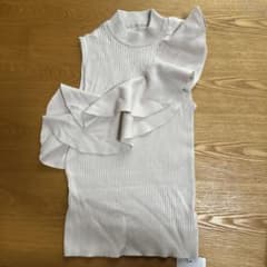 フリル付きベージュノースリーブニットのサムネイル