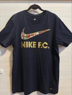 NIKE F.C. Tシャツ 国旗スウッシュ ゴールドロゴのサムネイル