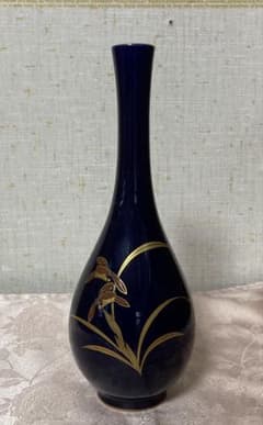 香蘭社 ネイビーブルーの一輪挿し 金色の花柄 - メルカリ