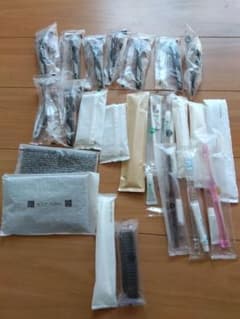 【未使用未開封】使い捨てカミソリ他のサムネイル