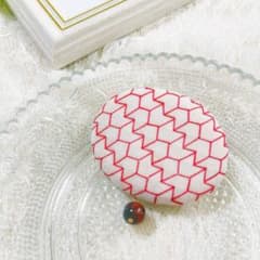 【大人の刺し子ブローチ】矢羽根模様 レッドタイガーアイ 生成り×真紅 天然石のサムネイル