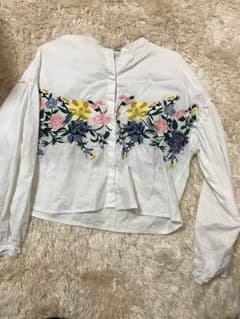 ZARA 刺繍ブラウスのサムネイル