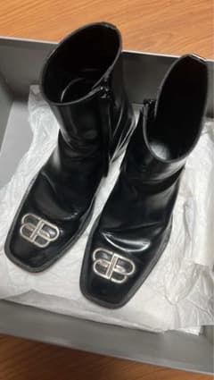 BALENCIAGA メタルロゴ レザーブーツ ブラックのサムネイル