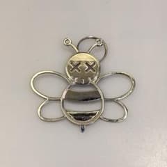 DIOR x KAWS ビー キーホルダー - メルカリ