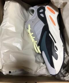 yeezy boost 700のサムネイル