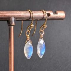 月の煌めき ブルーシラー レインボームーンストーン ピアス/イヤリング 