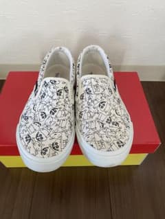 Crayon Shin-chan slip-on shoes, size S (22.5cm), with box.