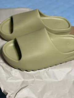 YEEZY SLIDEのサムネイル