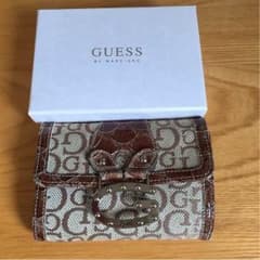 GUESSの三つ折り財布のサムネイル