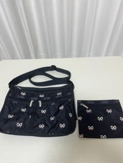 LeSportsac レスポートサック 黒×ピンク りぼん刺繍 ポーチ付きのサムネイル