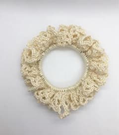 シュシュ　ベージュ　ハンドメイドのサムネイル