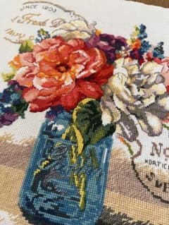 クロスステッチ完成品 ハンドメイド 花の刺繍作品 約30cm x 30cmのサムネイル
