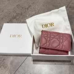 日本限定色✨Lady Dior カナージュ ラムスキン 三つ折り 財布 ピンクのサムネイル