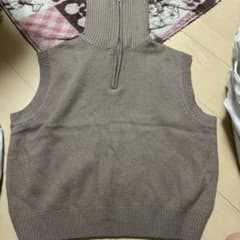 ハーフジップ ニットベスト ベージュのサムネイル