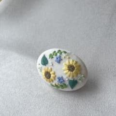 ひまわりの刺繍くるみボタンブローチ｜手刺繍｜オーバルのサムネイル