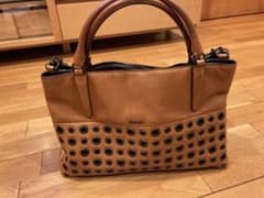 COACH スタッズ付きキャメルブラウンレザーBAG - メルカリ