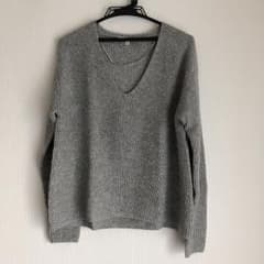 UNIQLO Vネックニットのサムネイル