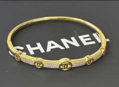 CHANELバングル CCマーク ラインストーンゴールドノベルテ - メルカリ