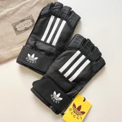 グッチ アディダス コラボ 手袋 グローブ S レザー ロゴ　黒 グッチ アディダス コラボ 手袋 グローブ S レザー ロゴ 黒 - メルカリ