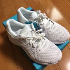 値下げ♡新品未使用⭐︎アシックス  レーザービーム　22.5のサムネイル