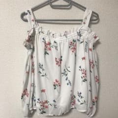 お値下げ中花！柄 オフショルのサムネイル
