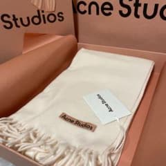 Acne Studios クリーム色 マフラーのサムネイル