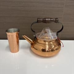 銅製やかんとカップのセットのサムネイル