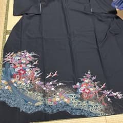 黒留袖　　花柄と波模様の刺繍のサムネイル