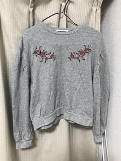 花の刺繍入りトレーナー グレーのサムネイル